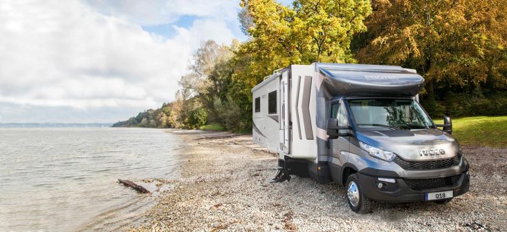 Das Protec Q18 Wohnmobil mit komplett ausgefahrenen Slide Out´s über die gesamte Fahrzeuglänge.