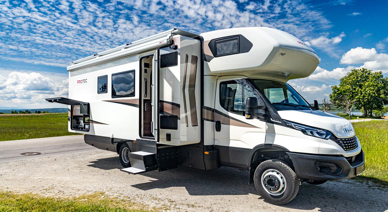 Das Luxus Wohnmobil PROTEC mit beidseitigen Slide Outs. XXL Camper im Wohnmodus