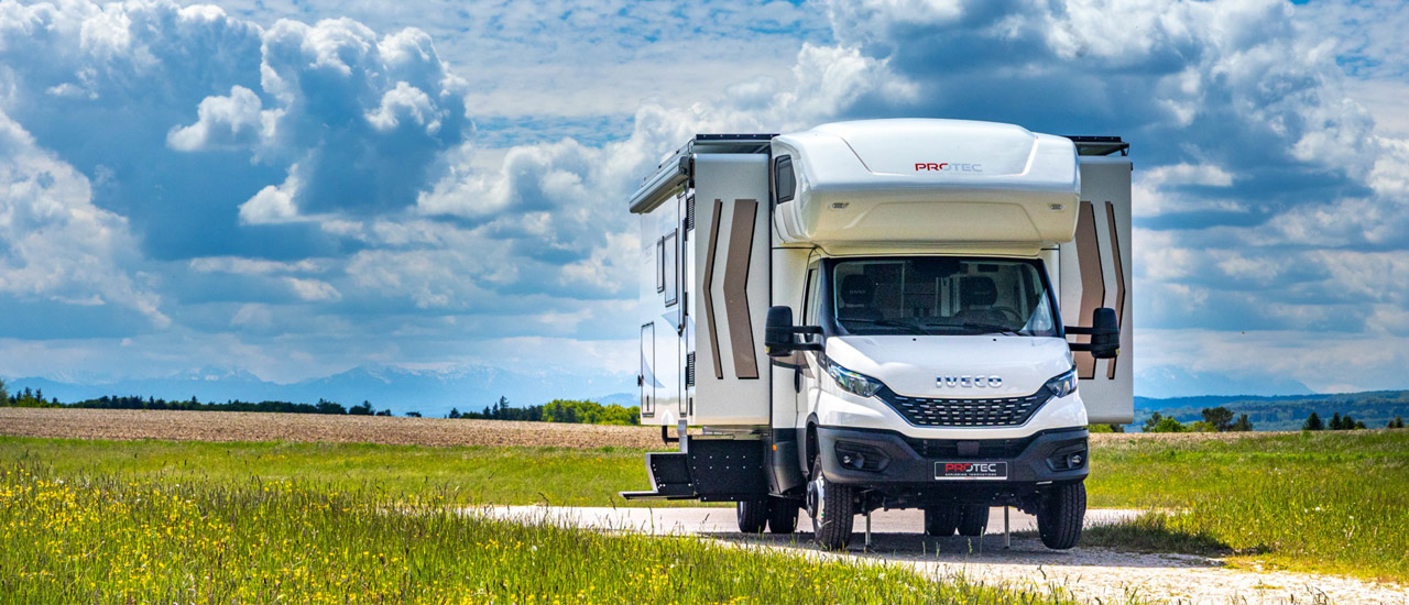 Das Protec Wohnmobil Q18 mit Slide-Outs über die komplette Aufbaulänge