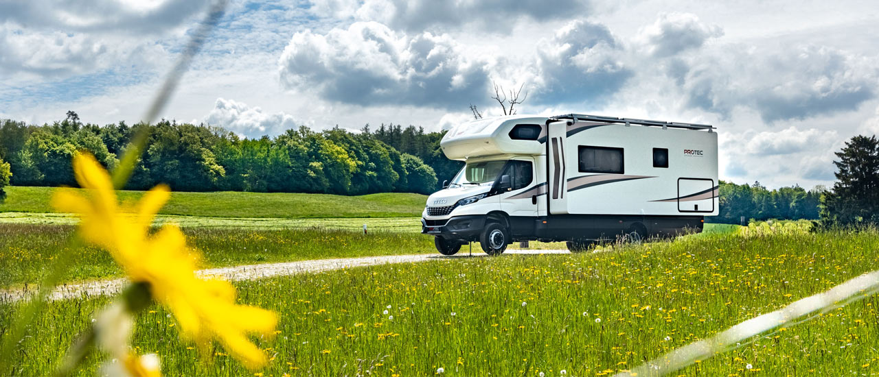 Das Slide Out Wohnmobil im Fahrmodus mit einem Gesamtgewicht von unter 7,5to.